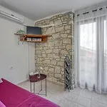 Bacva With Pool Višnjan